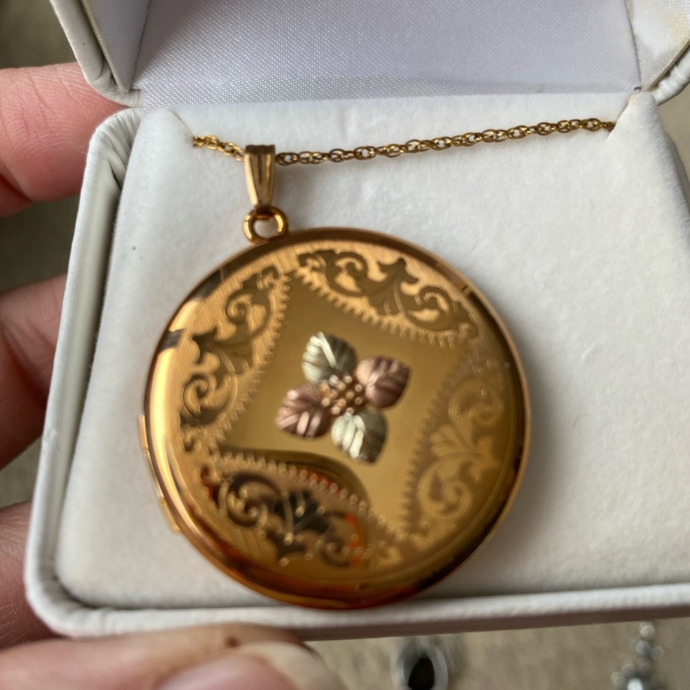 Locket Necklace - Picture 2 of 8
